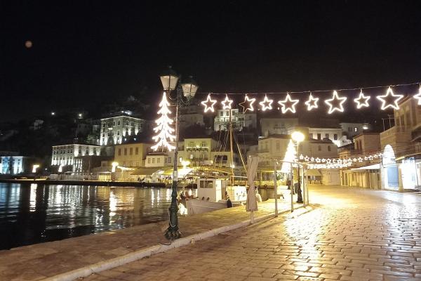 Στολίστηκε η Ύδρα με τα γιορτινά της!