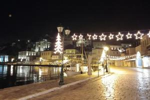 Στολίστηκε η Ύδρα με τα γιορτινά της!