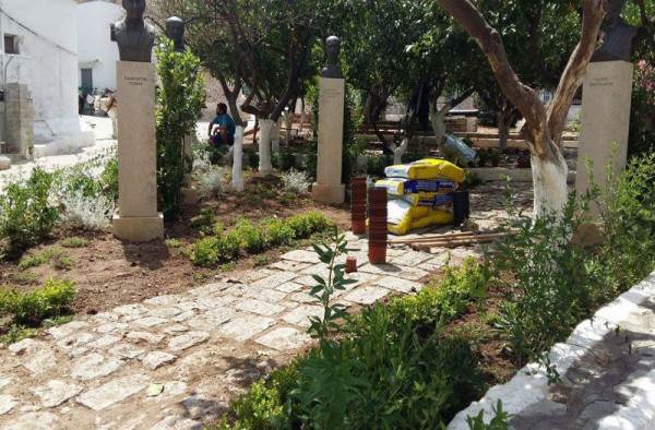 Eργασίες για τον καλλωπισμό του κήπου των Υδραίων Ζωγράφων