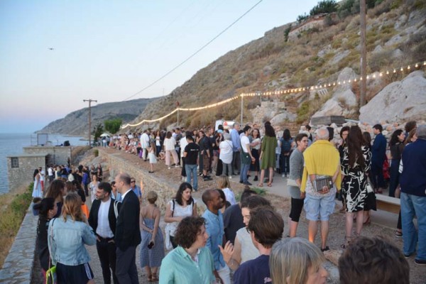 Η FIGA από ζάχαρη της Kara Walker, προσέλκυσε εκατοντάδες φιλότεχνους στα εγκαίνια της έκθεσης του ΔΕΣΤΕ