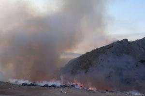 Σε εξέλιξη  και οριοθετημένη η φωτιά στον χώρο απορριμμάτων στο Μανδράκι