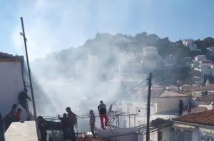 Μεγάλη φωτιά  σε ξυλουργείο στην Ύδρα