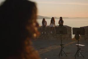 Η Ύδρα,  η ομορφιά και οι άνθρωποί της στο Action 24 μέσα από την εκπομπή "Χωρίς Χάρτη"