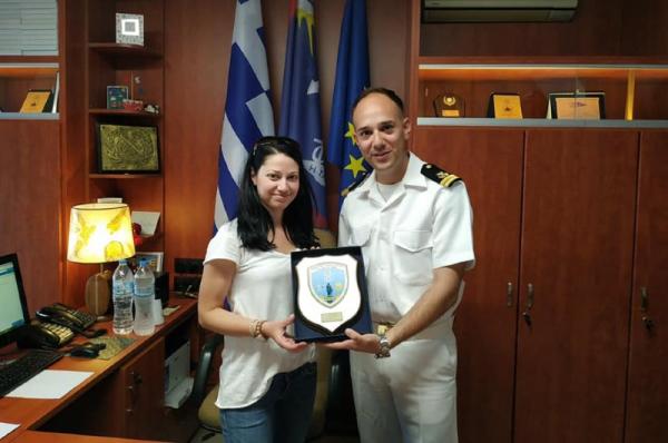 Τιμητική πλακέτα  στην Ιατρό Ελ. Χριστοδουλάκη από τον αποχωρήσαντα Λιμενάρχη Ύδρας Β. Βαζαίο