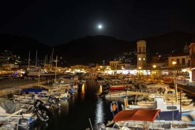 Γοήτευσε την Ύδρα η ιδιαίτερη πανσέληνος του Αυγούστου