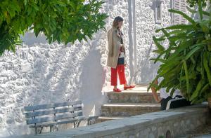 Μοντέλα φωτογραφίζονται στην Ύδρα για διάσημο Οίκο μόδας