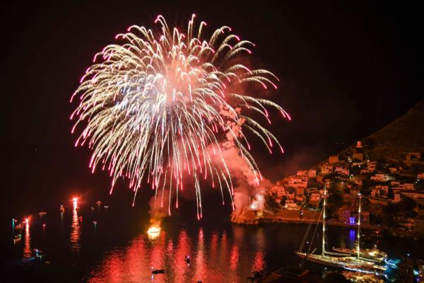 Κορυφώθηκαν τα Μιαούλεια στην Ύδρα με μια βραδιά γεμάτη υπερθέαμα και φαντασμαγορία