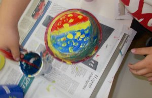 Ανακυκλώσιμα υλικά μετατράπηκαν σε μουσικά όργανα και γέμισαν με νότες...