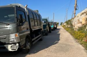 Παρέλαση με παρκαρισμένα οχήματα στον δρόμο προς Μανδράκι