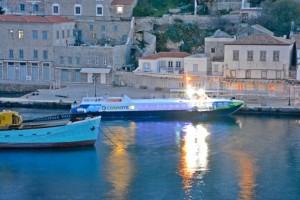 Λύνουν τους κάβους τα πλοία το πρωί της Τρίτης