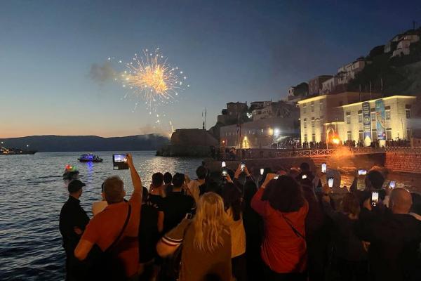 Πλήθος κόσμου  στο παραδοσιακό έθιμο της καύσης του Ιούδα (Γιούδα) στην Ύδρα