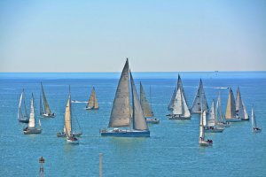Τα σκάφη του Ιστιοπλοϊκού Αγώνα «Αργοσαρωνικός 2015» σε λίγες ώρες στο νησί μας