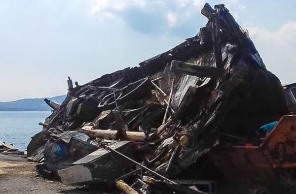 Κατέρρευσε το καΐκι «Ελένη Π.» στο καρνάγιο της Σαλαμίνας που βρισκόταν 20 χρόνια τώρα