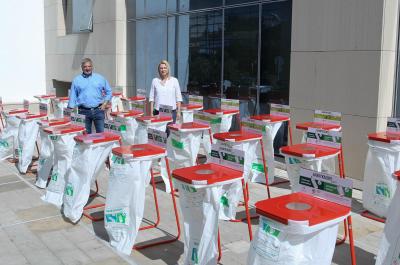Παράδοση κάδων εσωτερικής ανακύκλωσης από τον Περιφ. Αττικής Γ. Πατούλη στην Αντιπεριφέρεια Νήσων