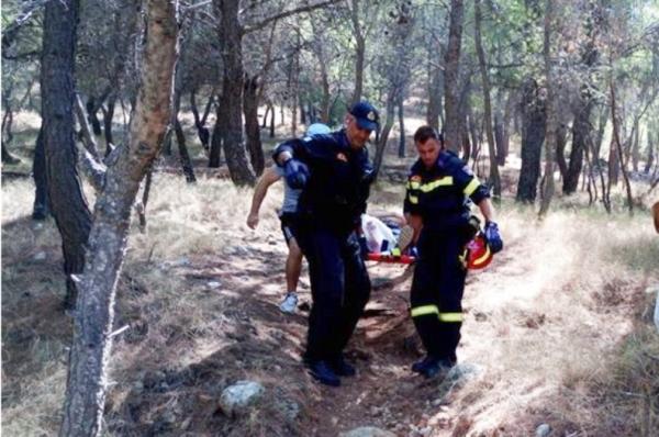 Παροχή βοήθειας σε τραυματισμένο άτομο από το Εθελοντικό Πυροσβεστικό Κλιμάκιο Ύδρας