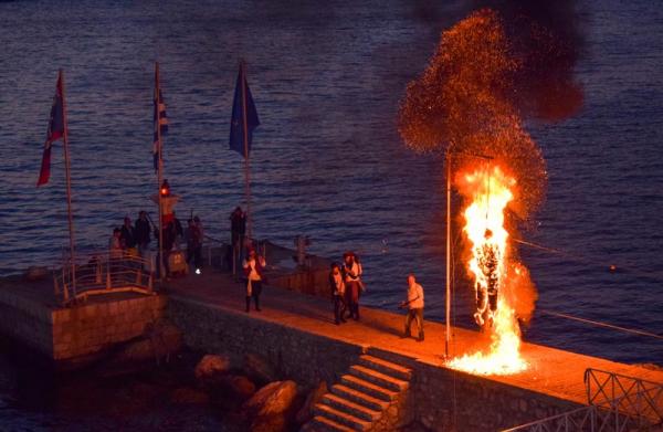 Με επιτυχία πραγματοποιήθηκε στην Ύδρα το πατροπαράδοτο έθιμο της καύσης του Ιούδα