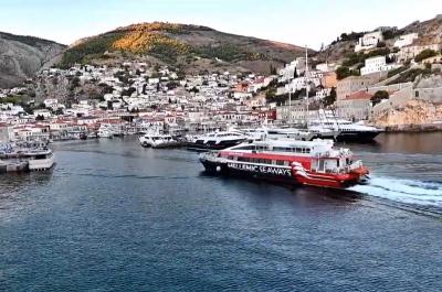 Άφιξη και αναχώρηση από την Ύδρα του πρωινού δρομολογίου του Flying Cat 5 προς Πειραιά