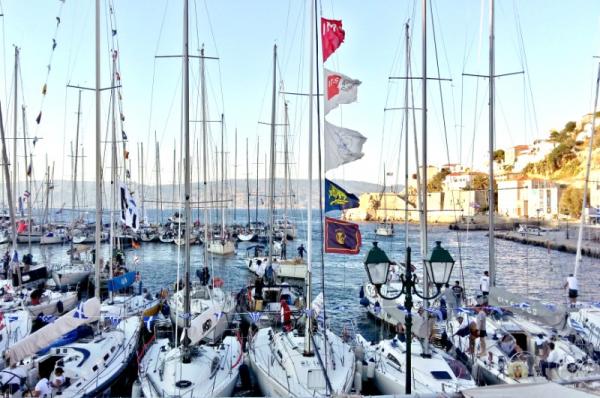 Ιστιοπλοϊκοί αγώνες  "ΥΔΡΑ 2019". Γέμισε με σκάφη το λιμάνι και όμορφη διάθεση!