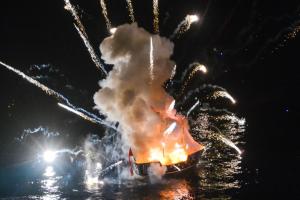 Κορυφώθηκαν τα Μιαούλεια με μια βραδιά γεμάτη λάμψη και φαντασμαγορία