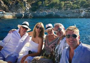 O Tommy Hilfiger και η Kris Jenner ενθουσιασμένοι από την Ύδρα