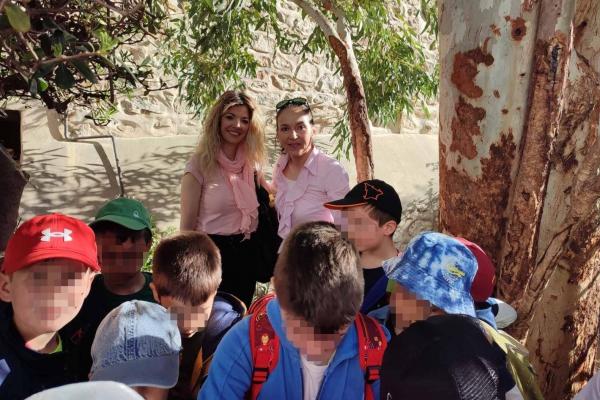 Μαθητές και μαθήτριες του 1ου Δημοτικού σχολείου Ύδρας, εφοδίασαν με νερό και τροφή τους σταθμούς σίτισης των αδέσποτων ζώων