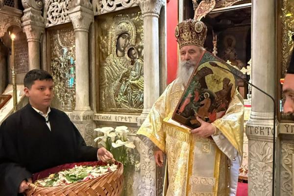 Στον Ι. Καθεδρικό Ναό ιερούργησε ο Σεβασμ. Μητροπολίτης κ. ΕΦΡΑΙΜ - Πλήθος πιστών προσήλθε για να ακούσει με κατάνυξη το “Ανάστα ο Θεός”