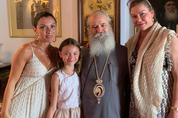 H Αλεξάνδρα Πασχαλίδου βάφτισε την 11χρονη κόρη της στην Ύδρα με νονούς τον Γιάννη και την Μελίσσα Βαρδινογιάννη