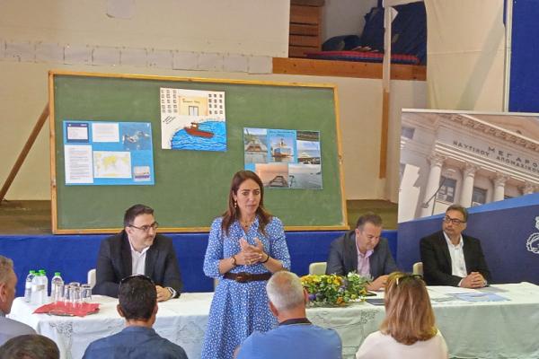 Η Υπουργός Εργασίας και Κοινωνικής Ασφάλισης Δ. Μιχαηλίδου στην ενημερωτική εκδήλωση του Γυμνασίου Ύδρας για το Διαγωνισμό Ζωγραφικής με θέμα «Πειραιάς-ΝΑΤ-Ναυτοσύνη»