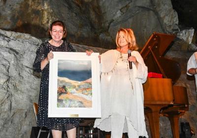 Το συμβολικό δώρο που ενθουσίασε την Υπουργό Πολιτισμού και Αθλητισμού Λίνα Μενδώνη στην εκδήλωση για τα 100 χρόνια του ΙΑΜΥ