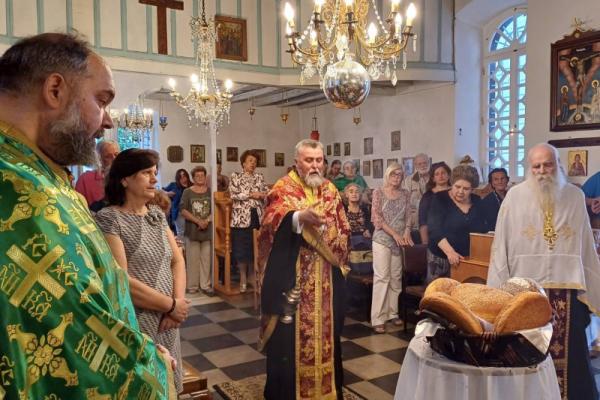 Με λαμπρότητα  ο Μ. πανηγυρικός Εσπερινός στον εορτάζοντα κεντρικό ενοριακό Ι. Ν. των Αγίων Κωνσταντίνου και Ελένης Ϋδρας