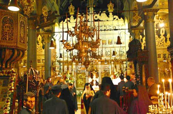 Ο εντυπωσιακός πολυέλαιος του Καθεδρικού Ναού της Ύδρας και η ιστορία του