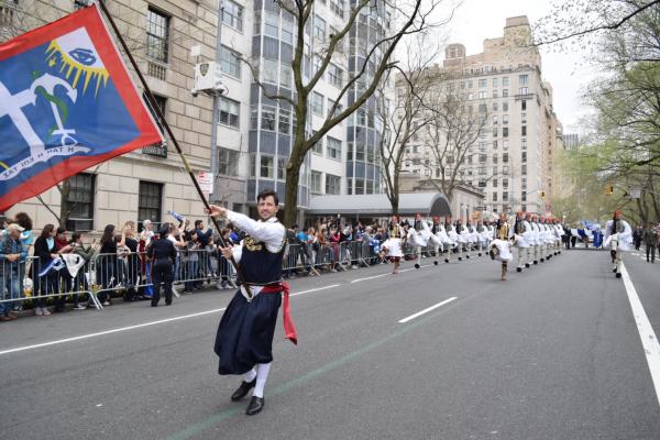 Ν. Υόρκη: Ο Γιώργος Μεϊντάσης με τη σημαία της Ύδρας στην παρέλαση για την Εθνική ανεξαρτησία