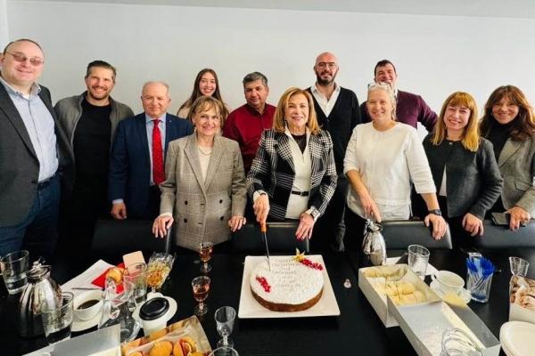 Στην κοπή πίτας της ΕΞΑΑ, η Πρόεδρος της Ένωσης Ξενοδόχων Ύδρας, Μαρία Κλαδάκη Πιερρουτσάκου