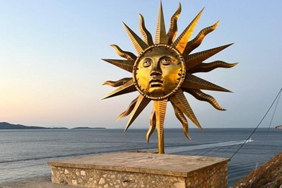 Η Πρόταση   του Δημάρχου Ύδρας για να παραμείνει ο ήλιος του Jeff Koons στο νησί
