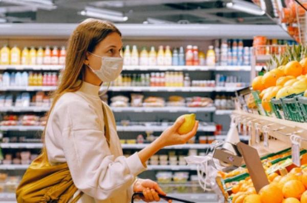 Υποχρεωτική η μάσκα στα σούπερ μάρκετ και για τους καταναλωτές