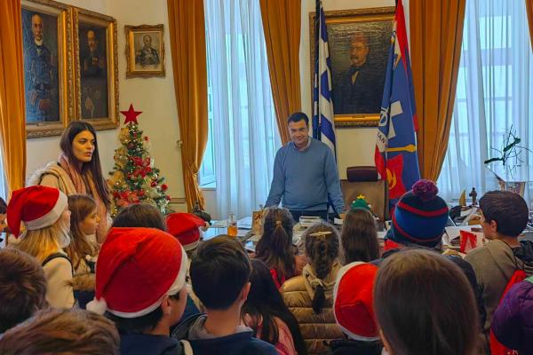 Χριστουγεννιάτικα κάλαντα  στον Δήμαρχο Ύδρας από τους μαθητές του Β' Δημοτικού Σχολείου