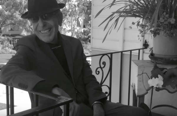 Ο Cohen πιο Έλληνας από ποτέ σε ένα μοναδικό video που το μπουζούκι σε ταξιδεύει