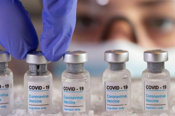 Πίνακα σύγκρισης επτά εμβολίων παρουσιάζει ο Καθηγητής Ηλίας Μόσιαλος