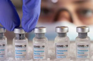 Πίνακα σύγκρισης επτά εμβολίων παρουσιάζει ο Καθηγητής Ηλίας Μόσιαλος