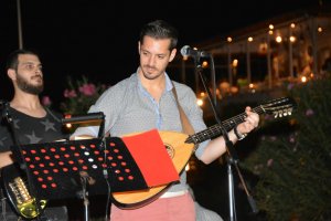 Γλέντησε και χόρεψε το Καμίνι στη νησιώτικη βραδιά του Γιάννη Κονιτόπουλου