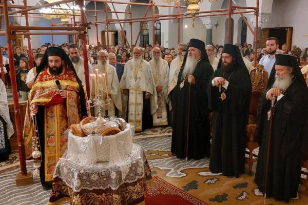 Με λαμπρότητα  τελέστηκε ο Μέγας Πολυαρχιερατικός Εσπερινός στον Ι. Ναό του Αγίου Νεκταρίου Αιγίνης