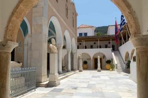 Ιερός Καθεδρικός Ναός Ύδρας: Αρχιερατική Θ. Λειτουργία "κεκλεισμένων των θυρών " με ραδιοφωνική αναμετάδοση