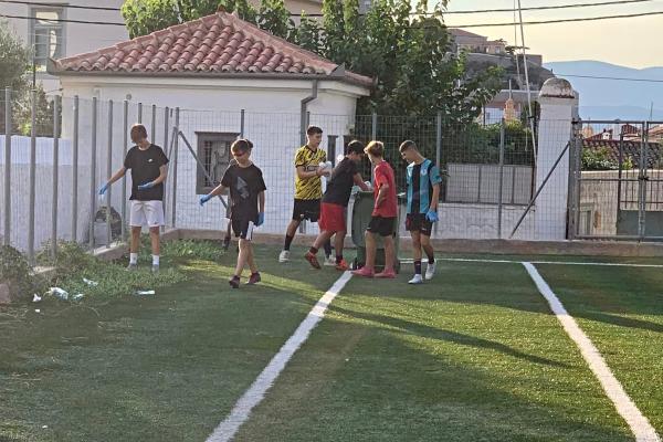 Οι αθλητές  του Α.Ο.Υ καθάρισαν το γήπεδο της Ύδρας