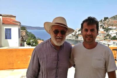 Ο Γιάννης Σμαραγδής στην Ύδρα. Μια επίσκεψη με... σενάριο