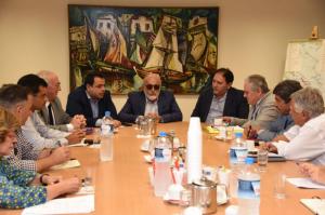 Προσωρινή λύση από τον υπουργό ναυτιλίας για τη μεταφορά απορριμμάτων από τα νησιά του Αργοσαρωνικού