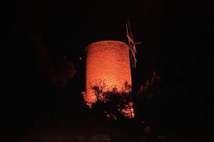 Με το πορτοκαλί χρώμα φωτίζεται ο "Μύλος της Λόρεν" ως ένδειξη αλληλεγγύης για την εξάλειψη της βίας κατά των γυναικών