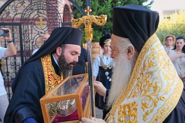 Υποδοχή τιμίας χειρός  Αγίου Νεκταρίου Αιγίνης στην Αλεξάνδρεια Ημαθίας