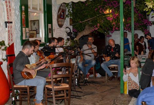 Ήταν μια ρεμπέτικη βραδιά διασκέδασης και κεφιού στην "Ξερή Ελιά"