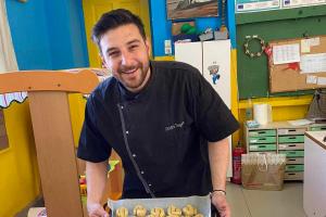 Η Ύδρα αγκαλιάζει την παράδοση: Ο Δημήτρης Τσαγκάρης και οι μαθητές του 1ου Δημοτικού Σχολείου θα φτιάξουν μελομακάρονα