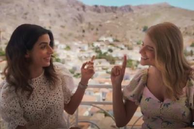 “Postcards from Greece” - Η Τόνια Σωτηροπούλου και η Δανάη Μιχαλάκη, αέρινες στην Ύδρα